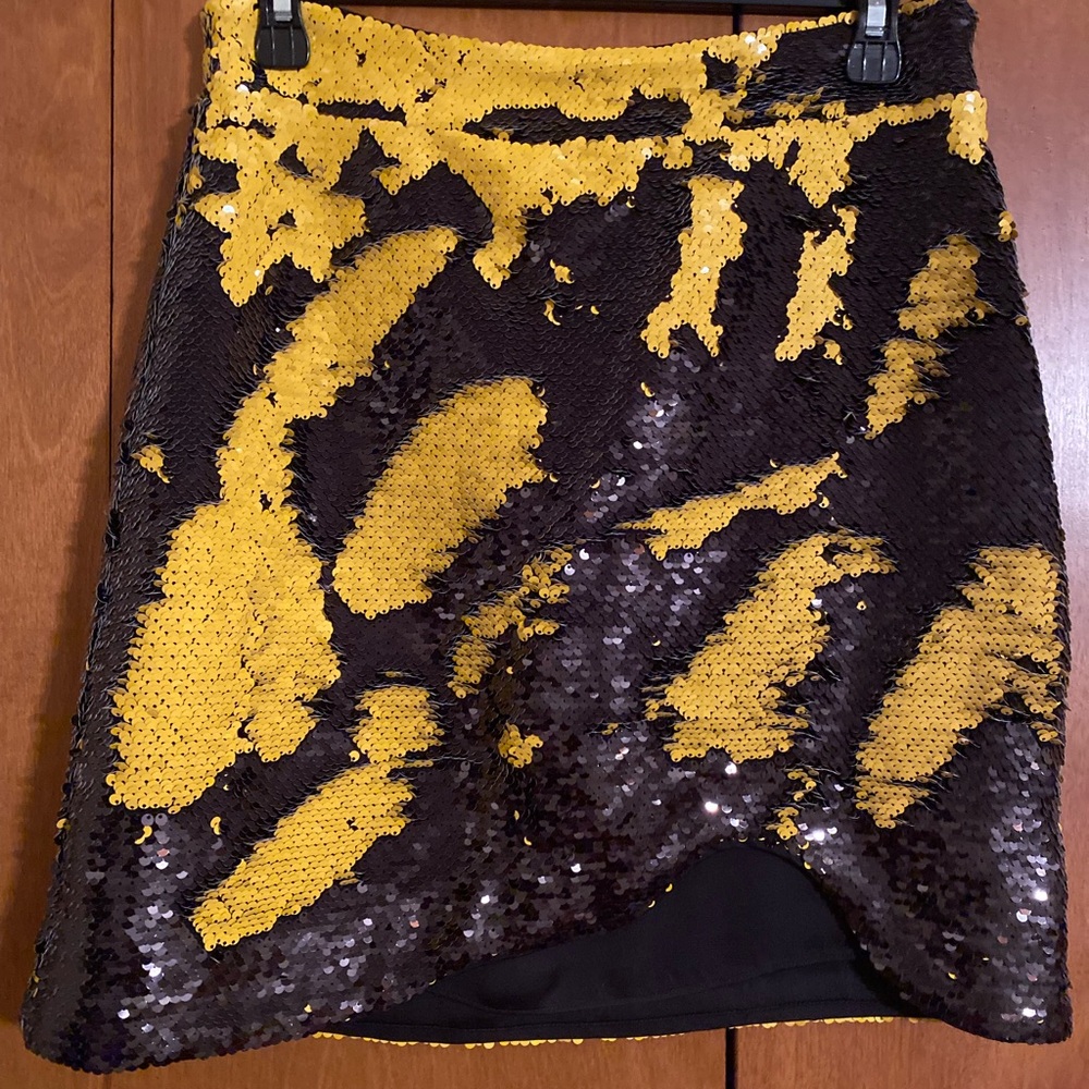 Brand new Gianni lemon 🍋 sequins mini skirt